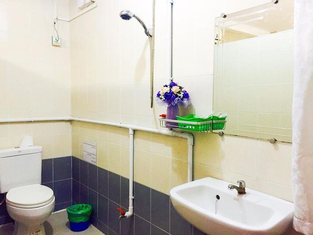Pandora Motel Yangon Bagian luar foto
