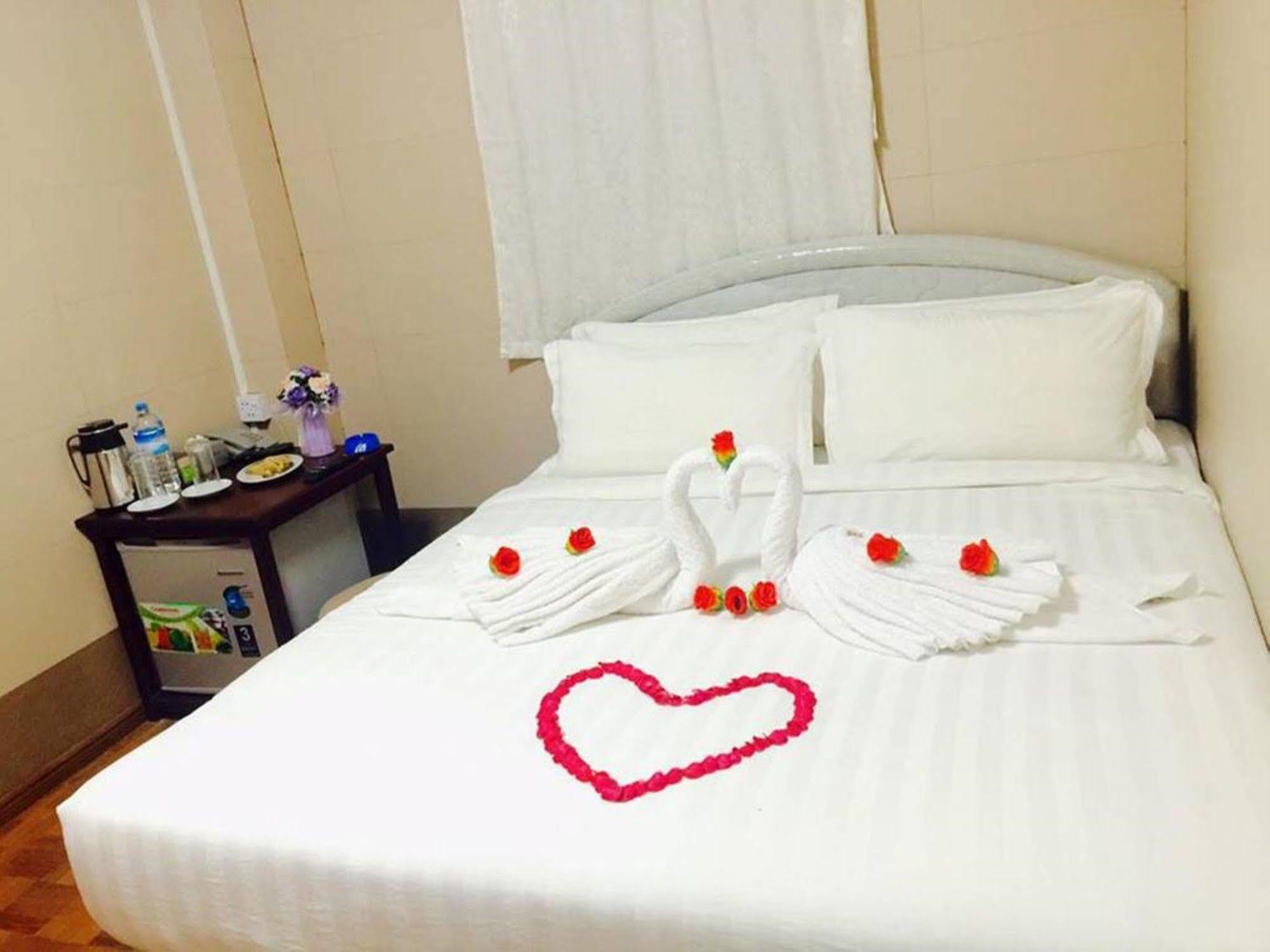 Pandora Motel Yangon Bagian luar foto