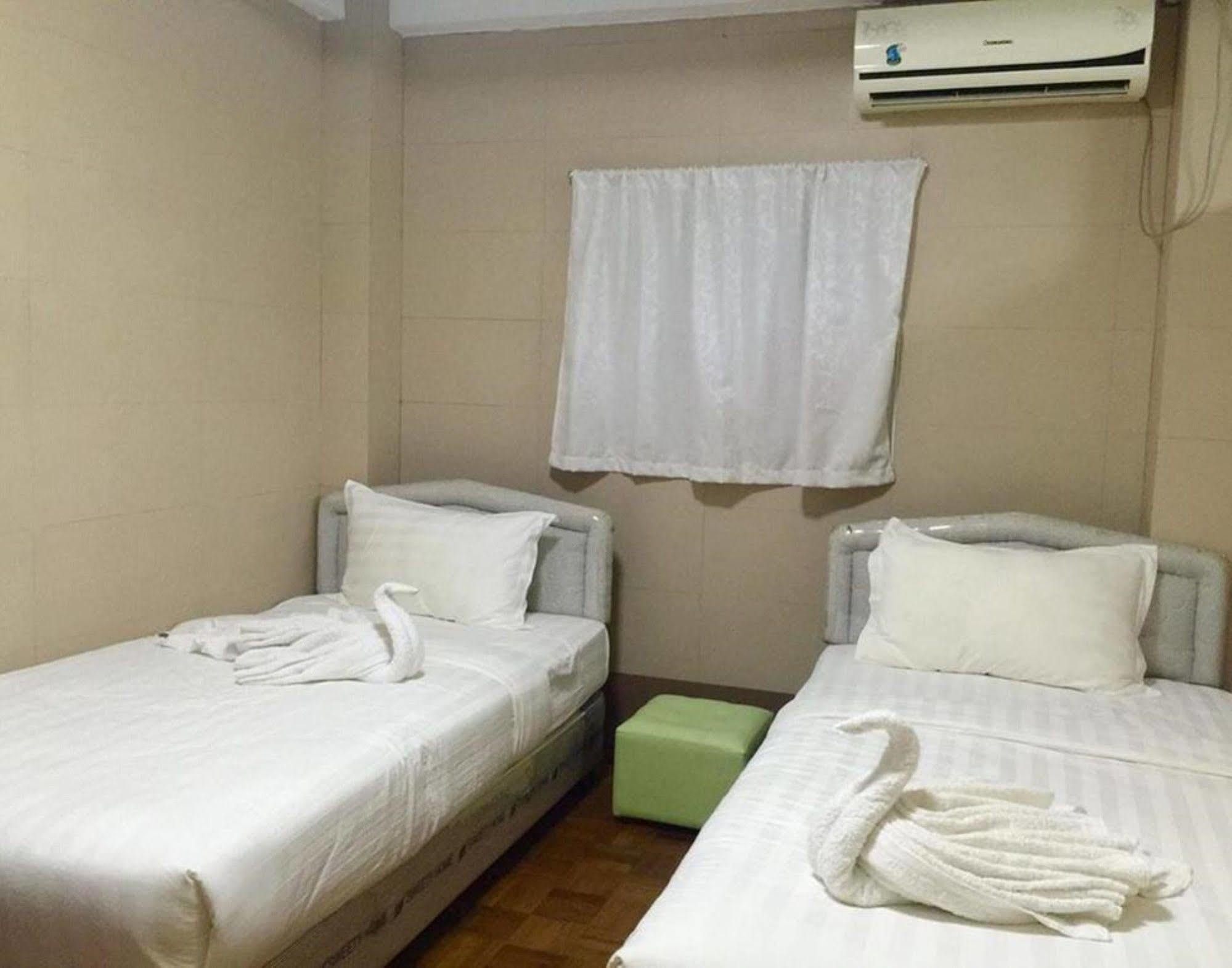 Pandora Motel Yangon Bagian luar foto