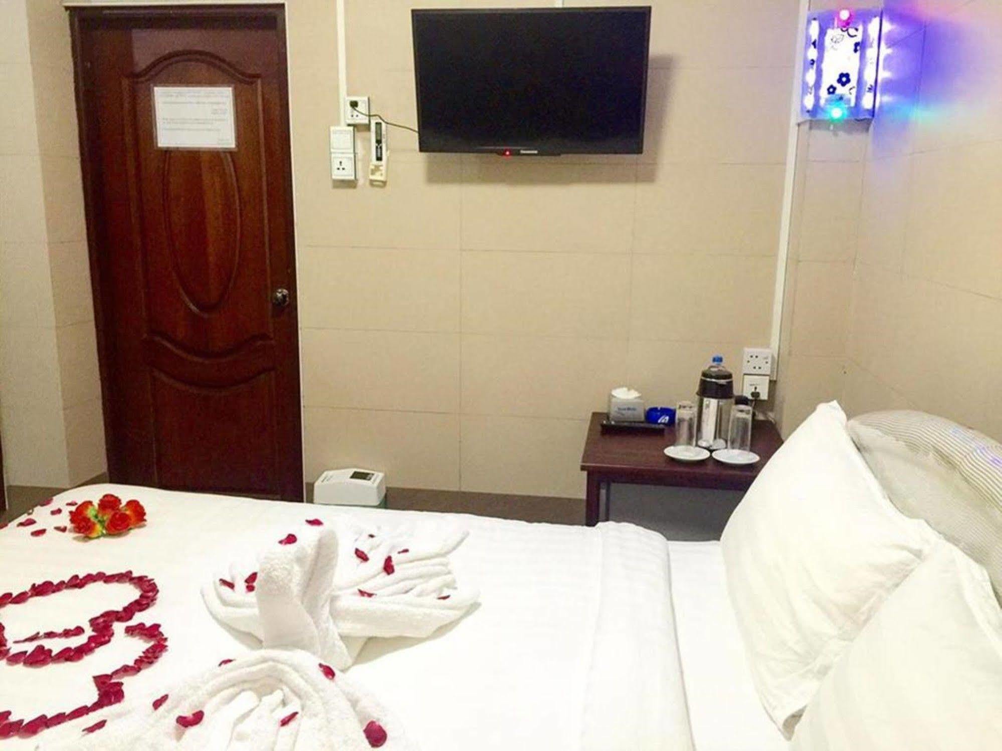 Pandora Motel Yangon Bagian luar foto