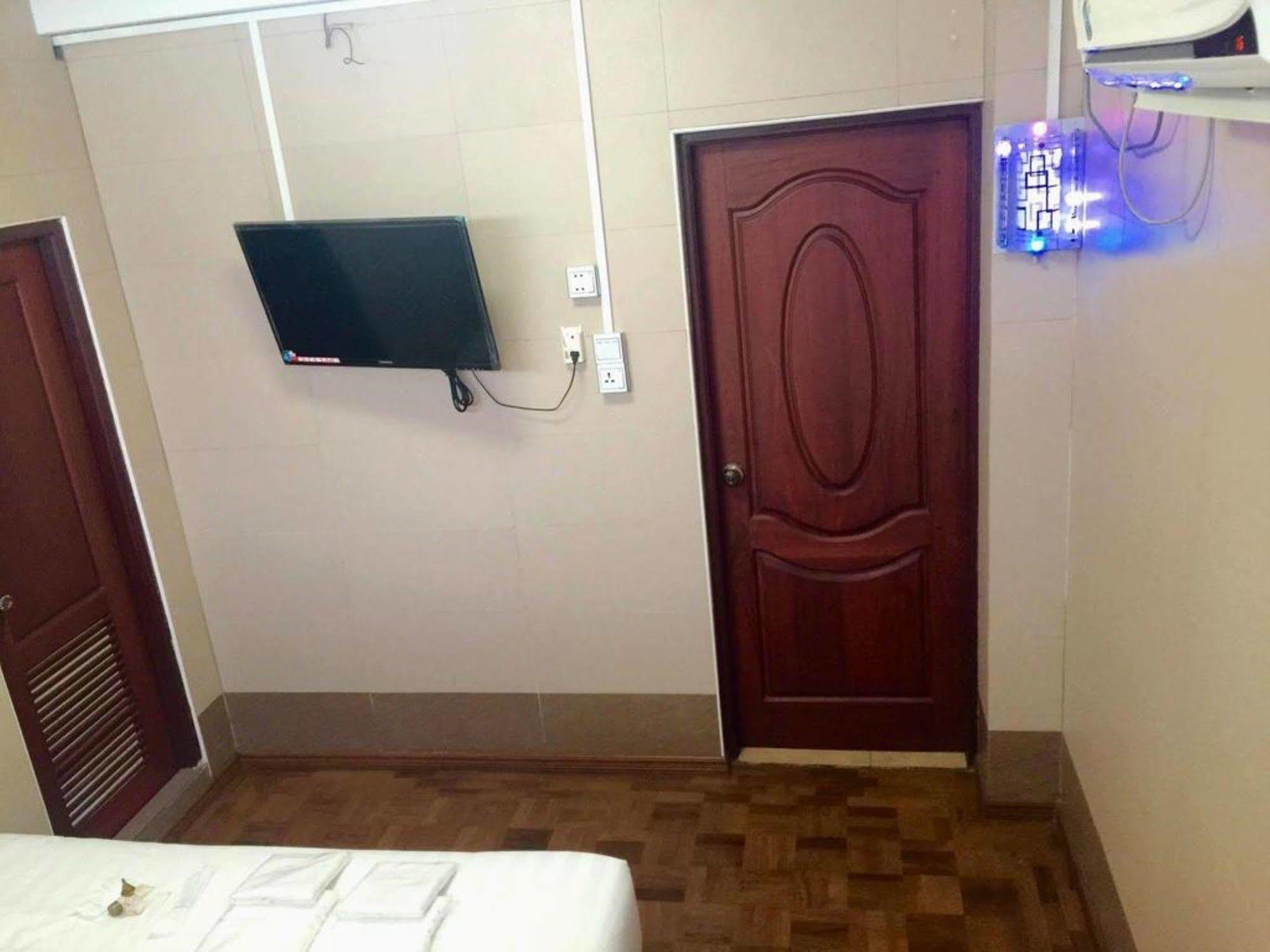 Pandora Motel Yangon Bagian luar foto
