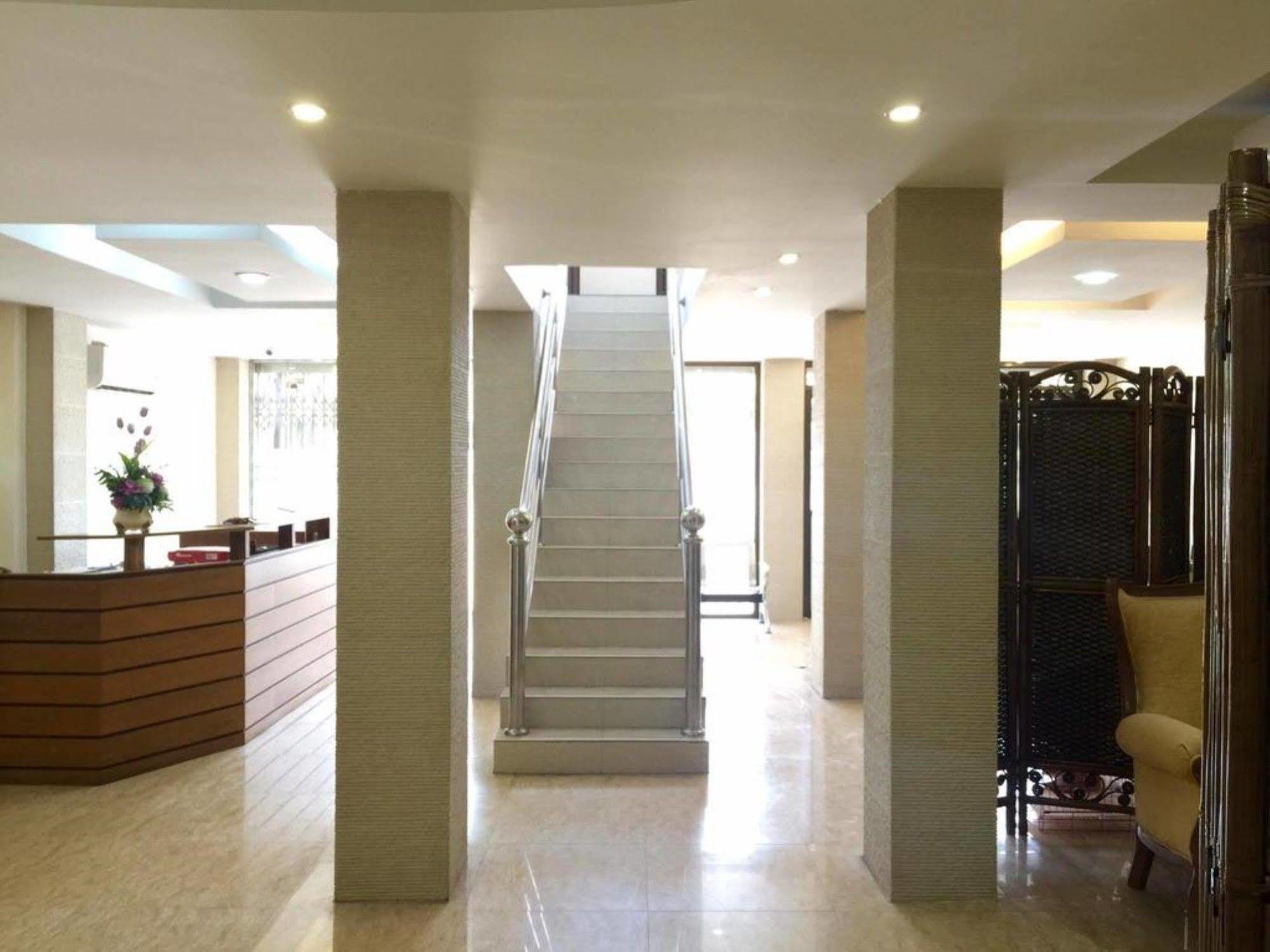Pandora Motel Yangon Bagian luar foto